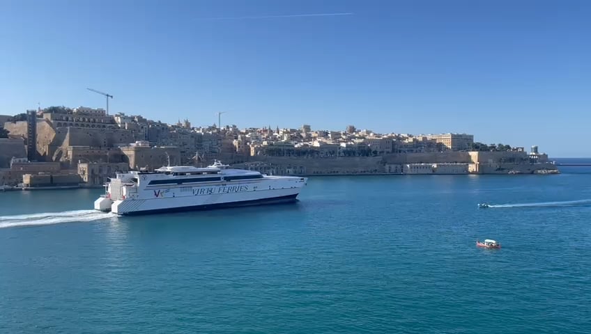 たった今撮影しました: VirtuFerries がバレッタ港を出港 (ferrygogo 向け)