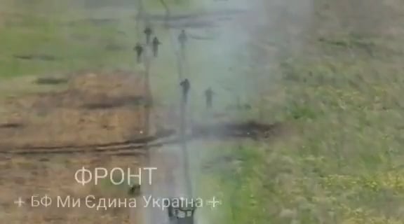 ロシアのBMPが対戦車地雷に遭遇し、乗組員は徒歩で逃げるしか選択肢がなかった。