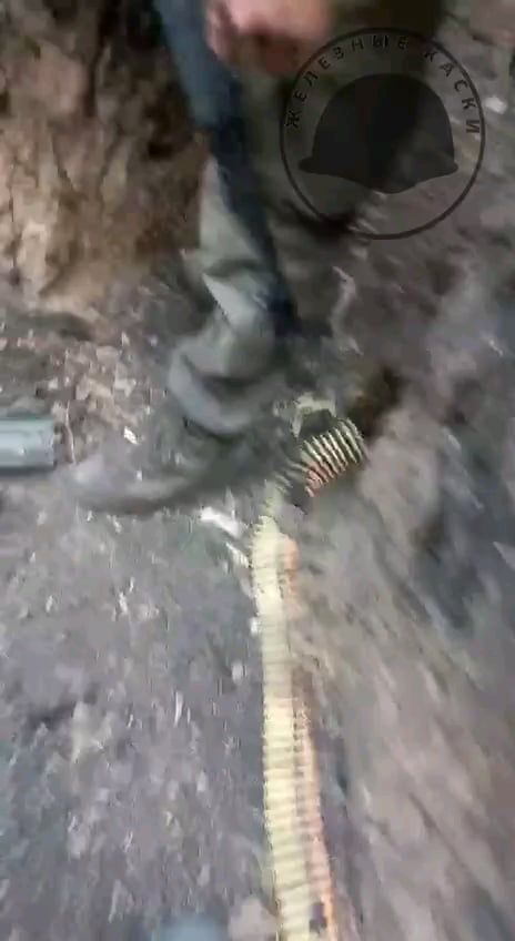 ロシア兵が「ロシア船はくたばれ」と書かれたパッチを集める