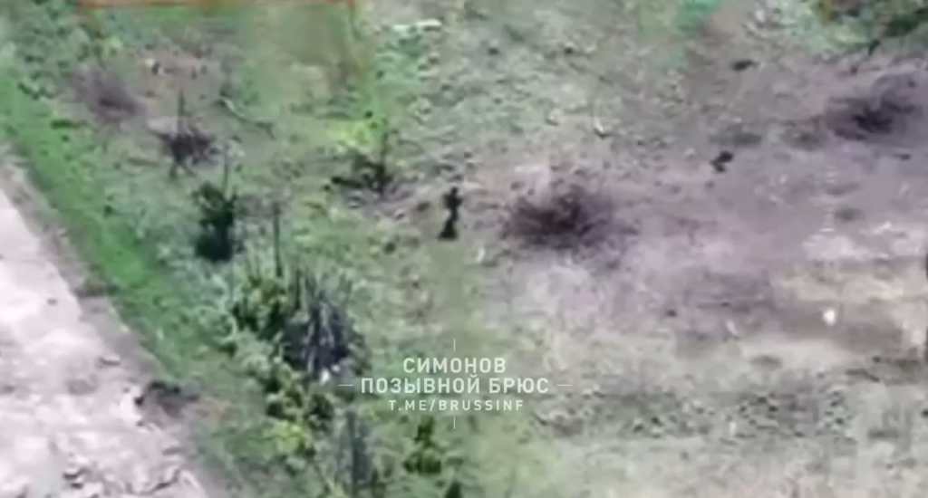ロシア兵がウクライナのFPVドローンにより負傷し、その後、自分に向かってきた2機のドローンを撃墜することに成功した。2024年6月
