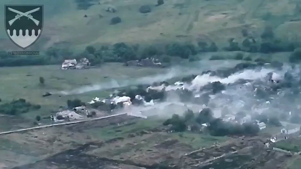 ウクライナのBTR-4Eがハリコフ州フリボケのロシア軍陣地を攻撃する。2024年6月7日の映像。