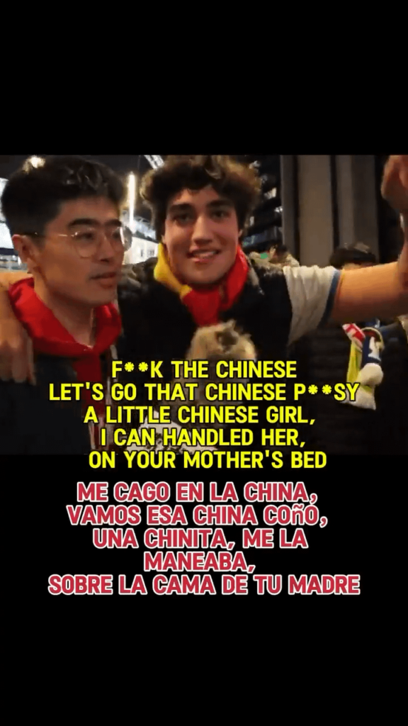 中国人記者が試合後のインタビューでレアル・マドリードのファンから人種差別を受け、動画で感情的な反応をシェア。赤いスカーフを巻いた男性は、1995年から2000年までレアル・マドリードの会長を務めたロレンソ・サンスの孫である。