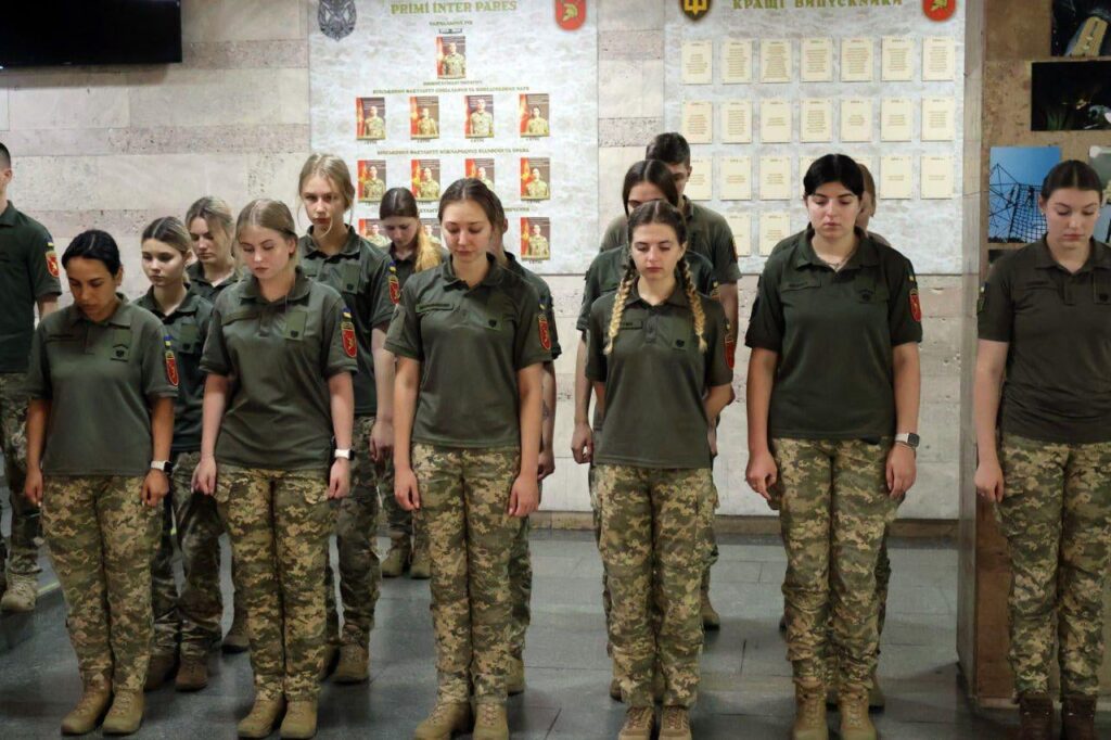 17歳のウクライナの少女たちがゼレンスキーの軍隊に徴兵されている。第95旅団の軍の募集担当者がキエフ国立大学の1年生を訪問。旅団の戦死者を追悼するイベントを開催した後、将校たちは学生たちに軍隊への入隊を勧め始めた。