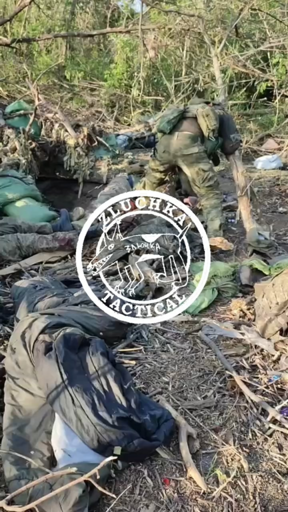 制圧されたウクライナ軍の陣地を視察するロシア軍。場所は不明。2024年6月