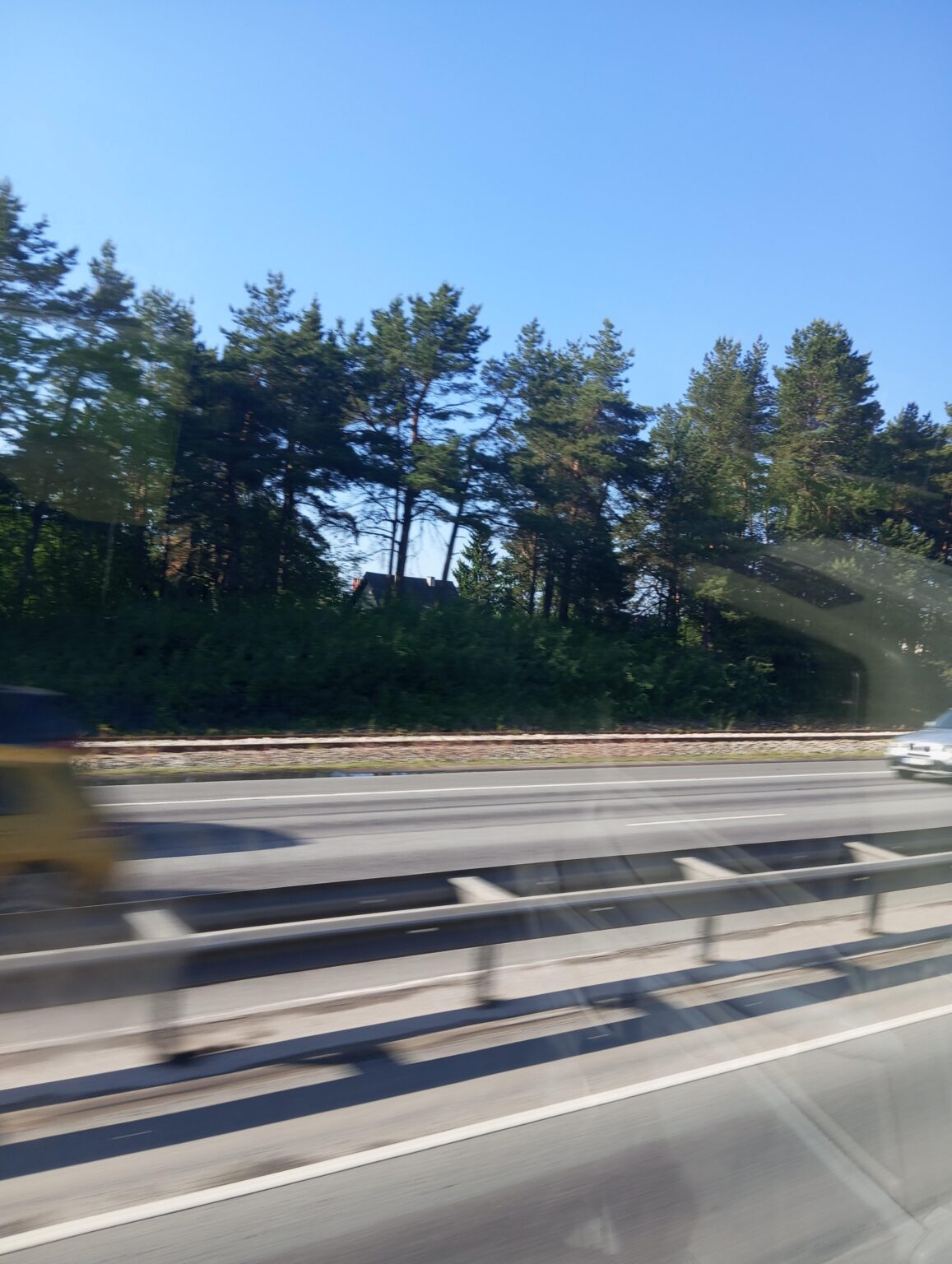 ヤルヴェヴァナ道路の隣にある鉄道はどのような目的に使われているのでしょうか?