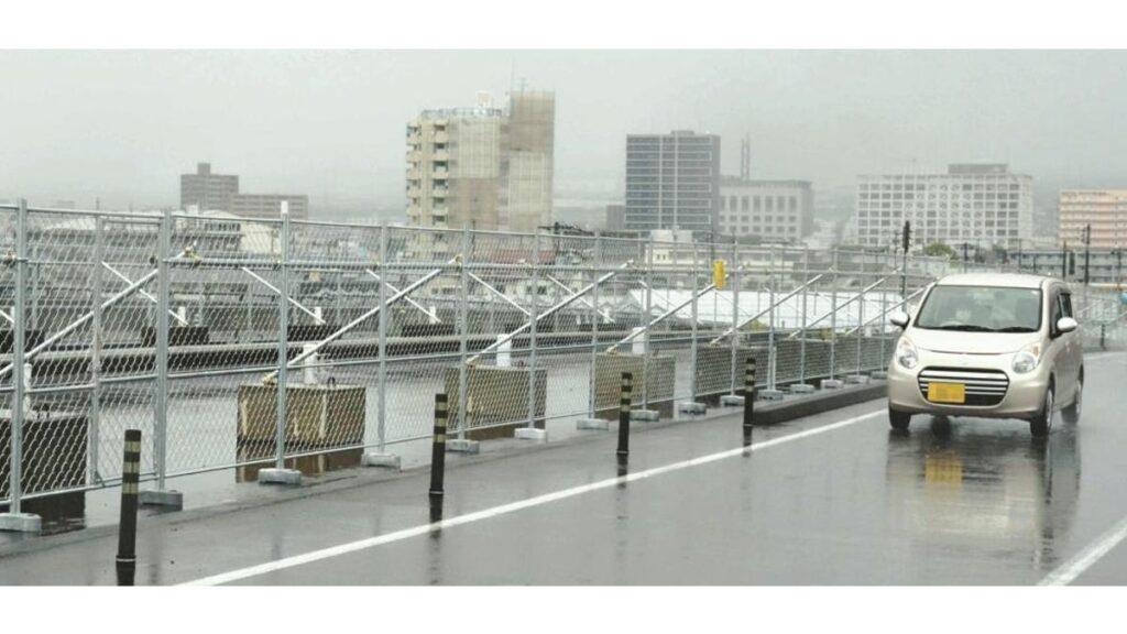 「富士山夢の大橋」フェンス設置、外国人観光客ら殺到で道路横断での撮影が問題化…安全確保対策が完了 - 読売新聞オンライン