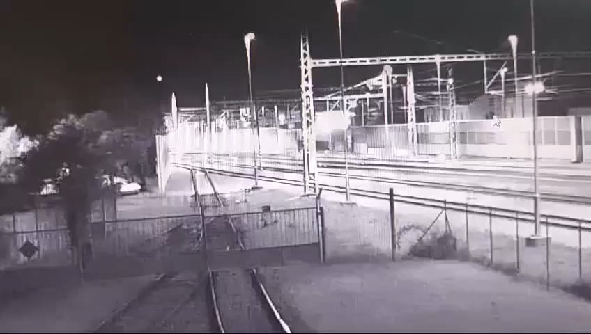 産業用カメラの映像には、RegioJet の運転手が何とか停止したことが示されています。 出典: YT/ズドプラヴィッチ
