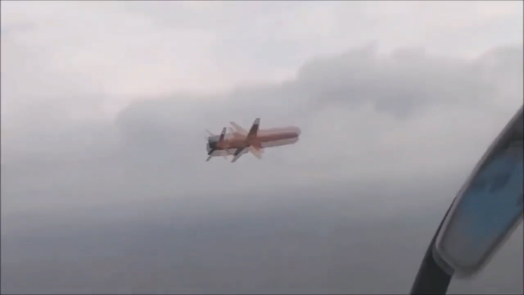 ウクライナのSu-27がテスト中にネプチューン対艦ミサイルを追跡している。アーカイブ映像。