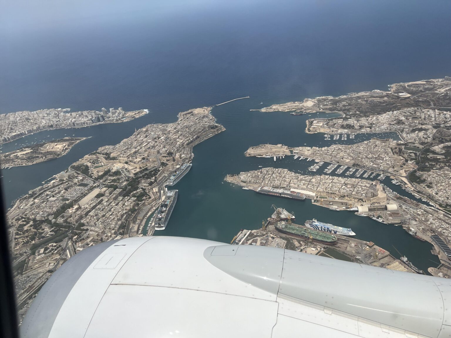 この写真は飛行機に乗っているときに撮りました