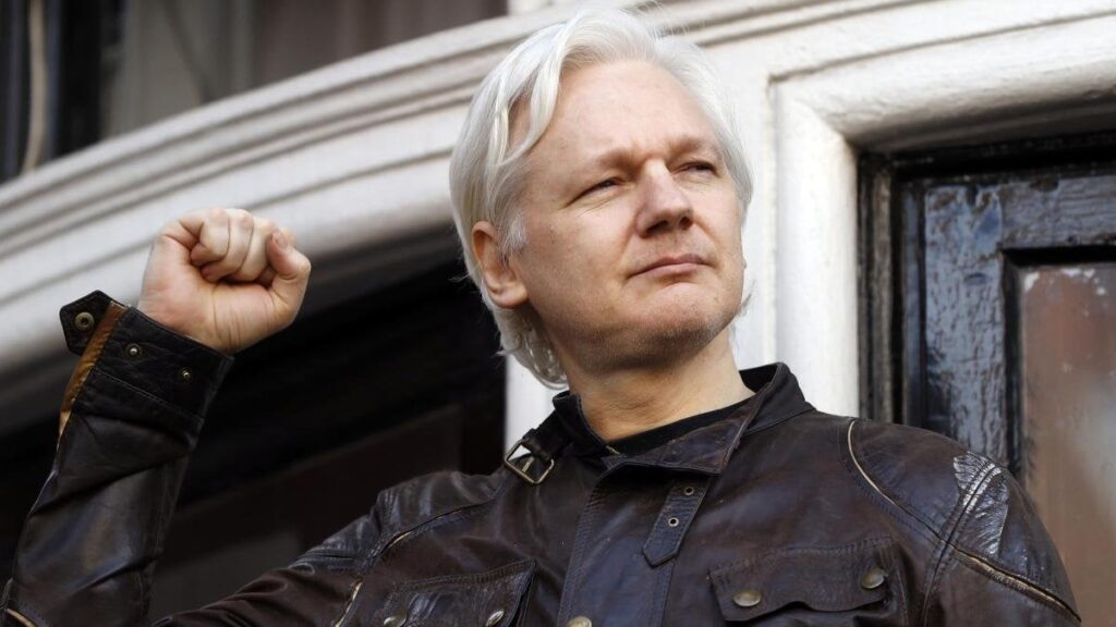 ジュリアン・アサンジは釈放される：ウィキリークス創設者は米国と協定を交渉し、英国を出国した
