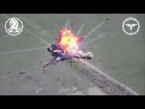 ロシアの T-72 戦車の砲塔がウクライナの FPV 神風ドローン攻撃により空高く吹き飛ばされる (強化版)