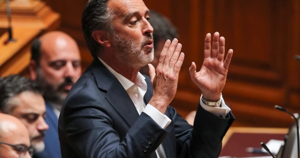 マクロン氏の欧州議会議員トップ、リニューグループのリーダーシップに課題に直面 - Politico.eu