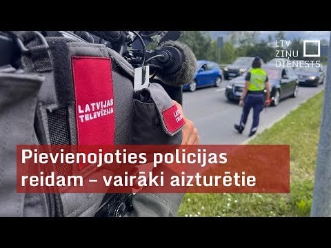 はは、酔っ払ったボルボの運転手が警察のアルコール検問所の前で止まり、あたかも運転手ではないかのように座席に戻った。