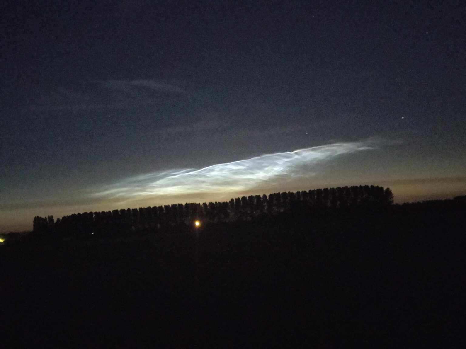 空に浮かぶ奇妙な光