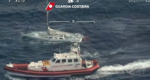 沈没船の恐怖：16歳少女が母親の目の前で絞殺される