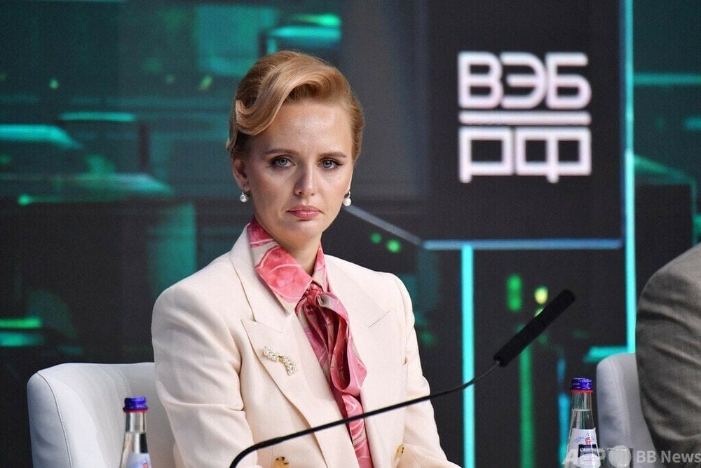 プーチン氏の「娘」2人、経済フォーラムに異例の出席 ロシア