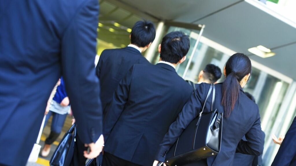 なぜ大人は若者に｢合わせる｣ようになったのか - 成熟という価値観を喪ったデオドラント化社会
