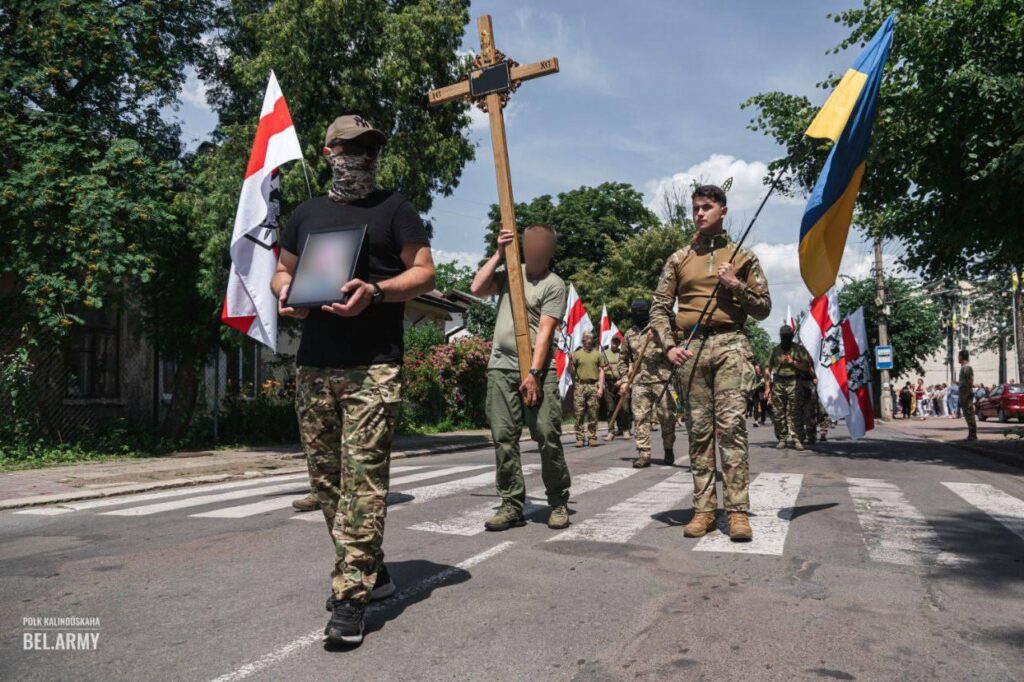 今月初め、ウクライナ防衛のために戦うベラルーシ人カリノフスキー連隊は、ハリコフ州で地雷により同胞2人が死亡したと報告した。「国旗が降ろされ、出席者は英雄の前でひざまずき、空に向かって3発の銃弾が発射された。今日、私たちは同胞に別れを告げた。」