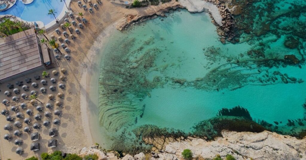 ターコイズブルーの海と金色の砂浜で「ヨーロッパ最高」と評されるニッシビーチ