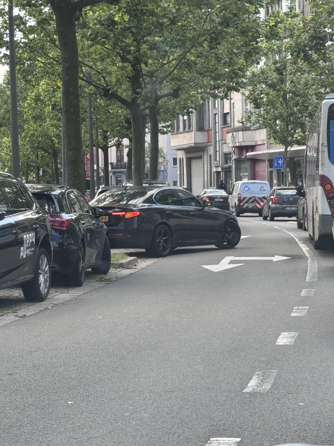 反対方向に停まっている車は違法駐車でしょうか？🤔