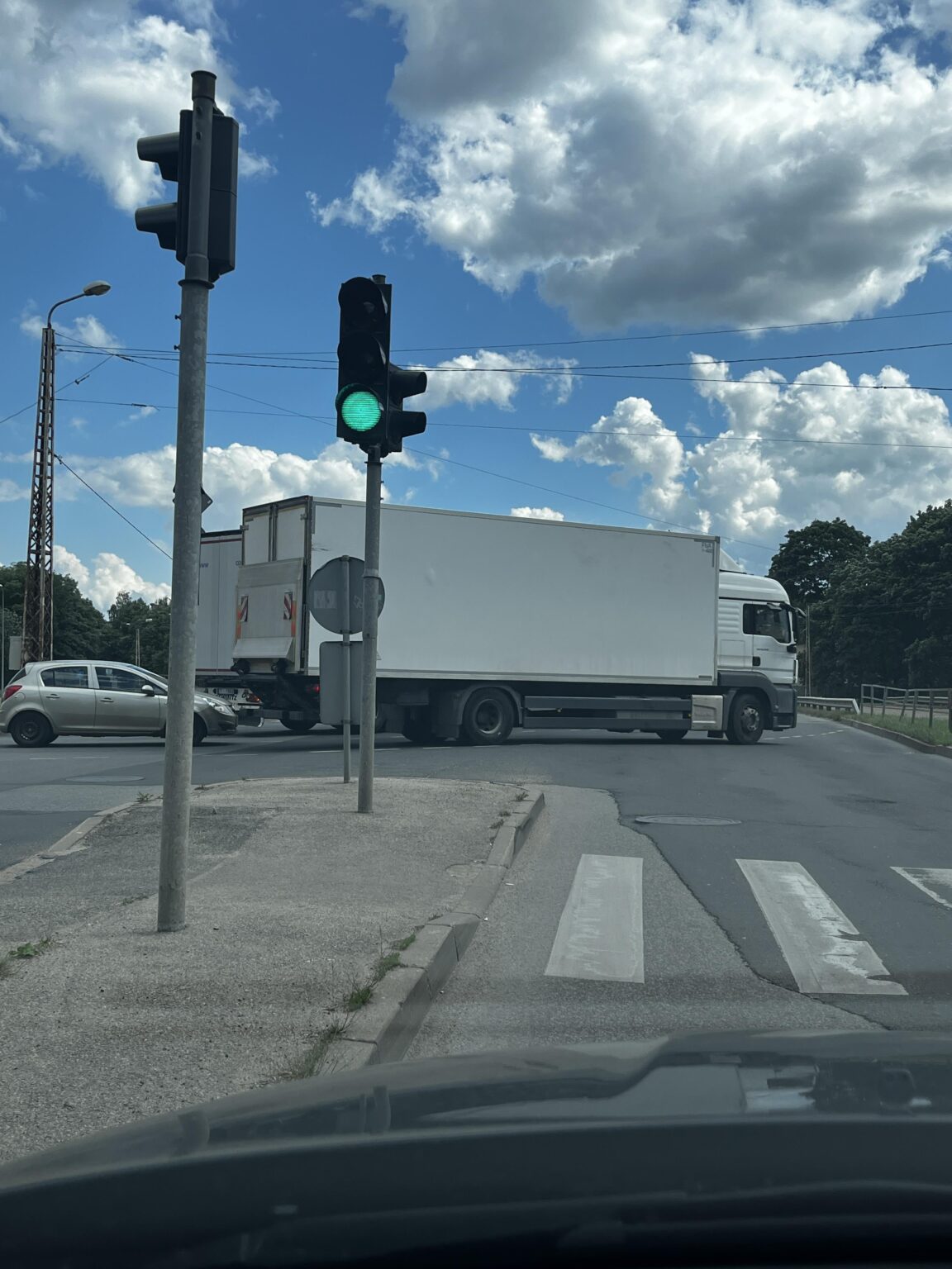 ドライバー - ヨーロッパでは運転がとてもクールで、誰もストレスを感じず、誰もがルールを守ります。 ドライバーたちも帰国した。