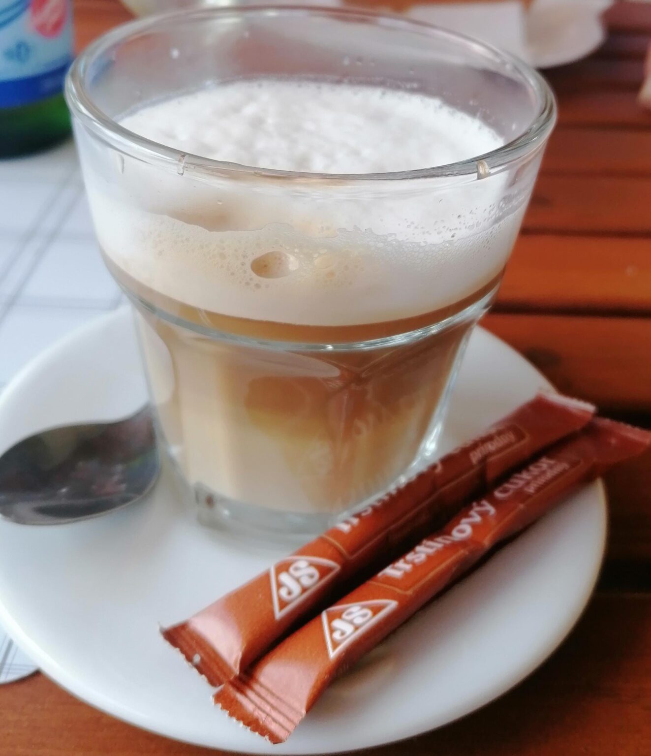 グラスにカプチーノを飲みながら、楽しい夏の昼寝