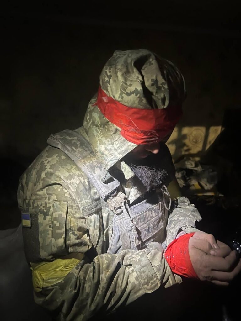 2024年5月初旬、ドネツク州オチェレタイン近郊で捕虜となったウクライナ兵。ロシア軍は彼のテキストメッセージにアクセスし、捕虜となった夫の写真を妻に送ったことから、彼はロシア人を捕虜にしていないと妻に自慢していたことが分かる。