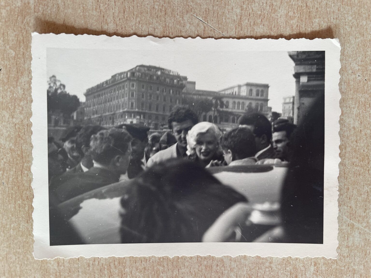 引き出しの中で見つけた：1960年にローマで祖父が撮ったマリリン・モンローの写真。