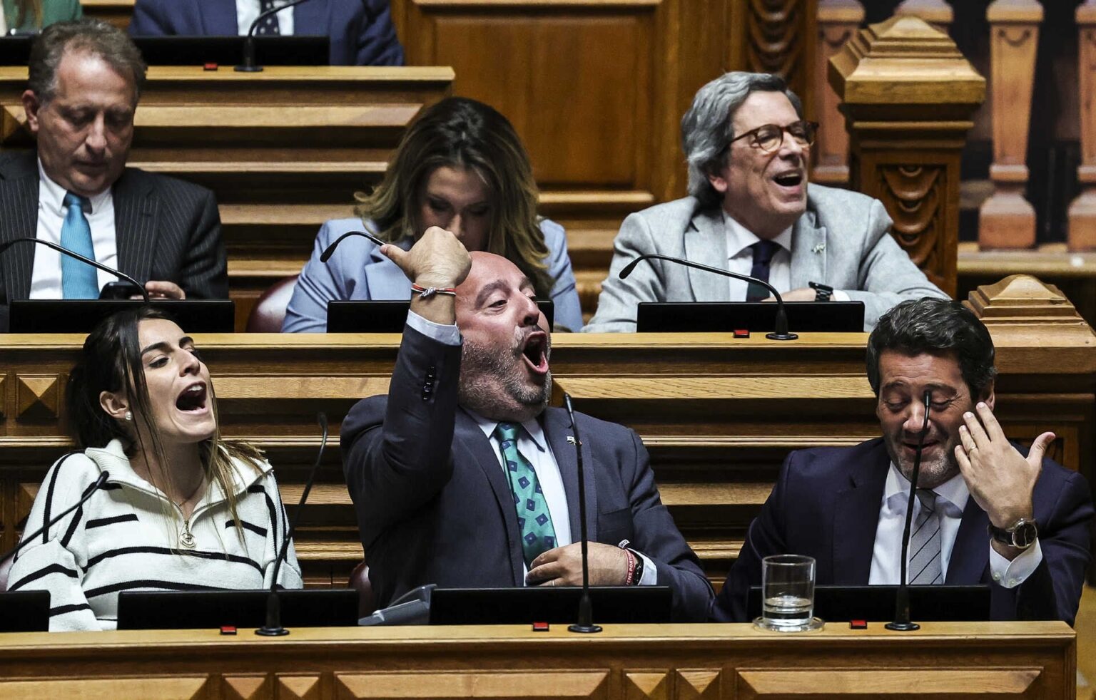 チェガからの叫び、侮辱、虚偽が移民に関する議論を特徴づける