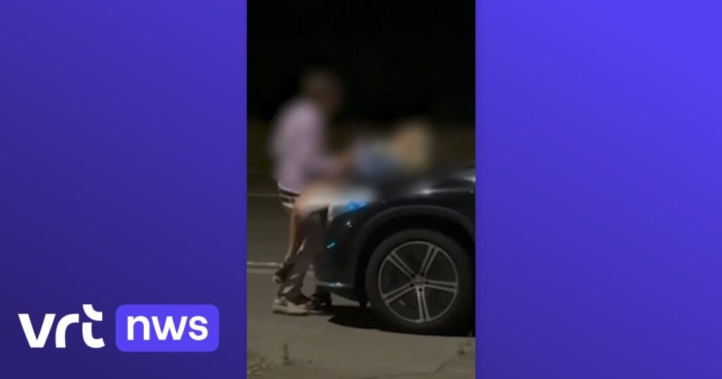 ボルネムのN16号線の真ん中でボンネット上でセックスするカップル