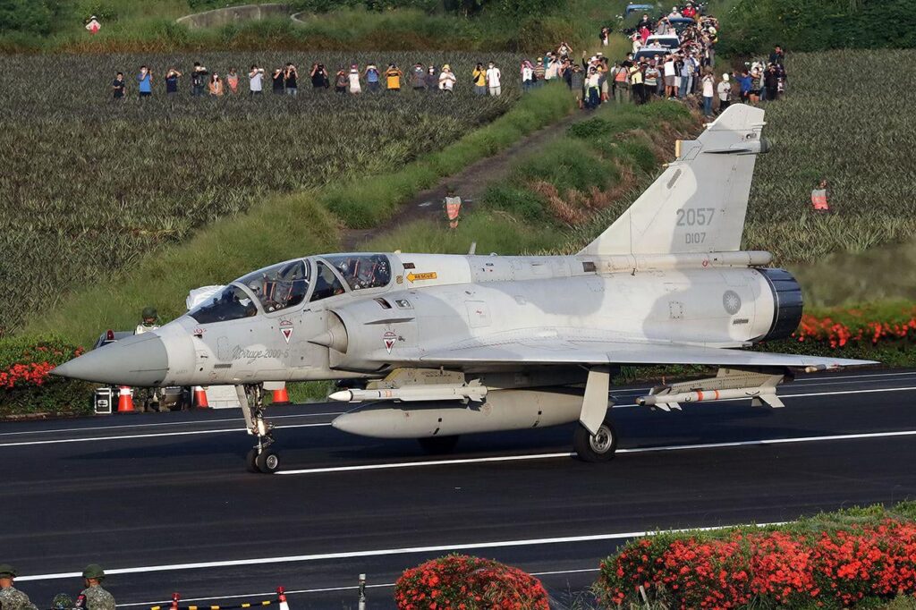 フランスのマクロン大統領は、フランスがミラージュ2000-5戦闘機をウクライナに移送すると発表した。パイロット訓練は明日から始まり、1年以内に航空機が提供される予定。