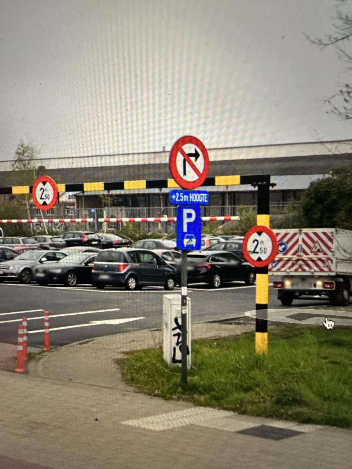 どの車も右折禁止ですか？