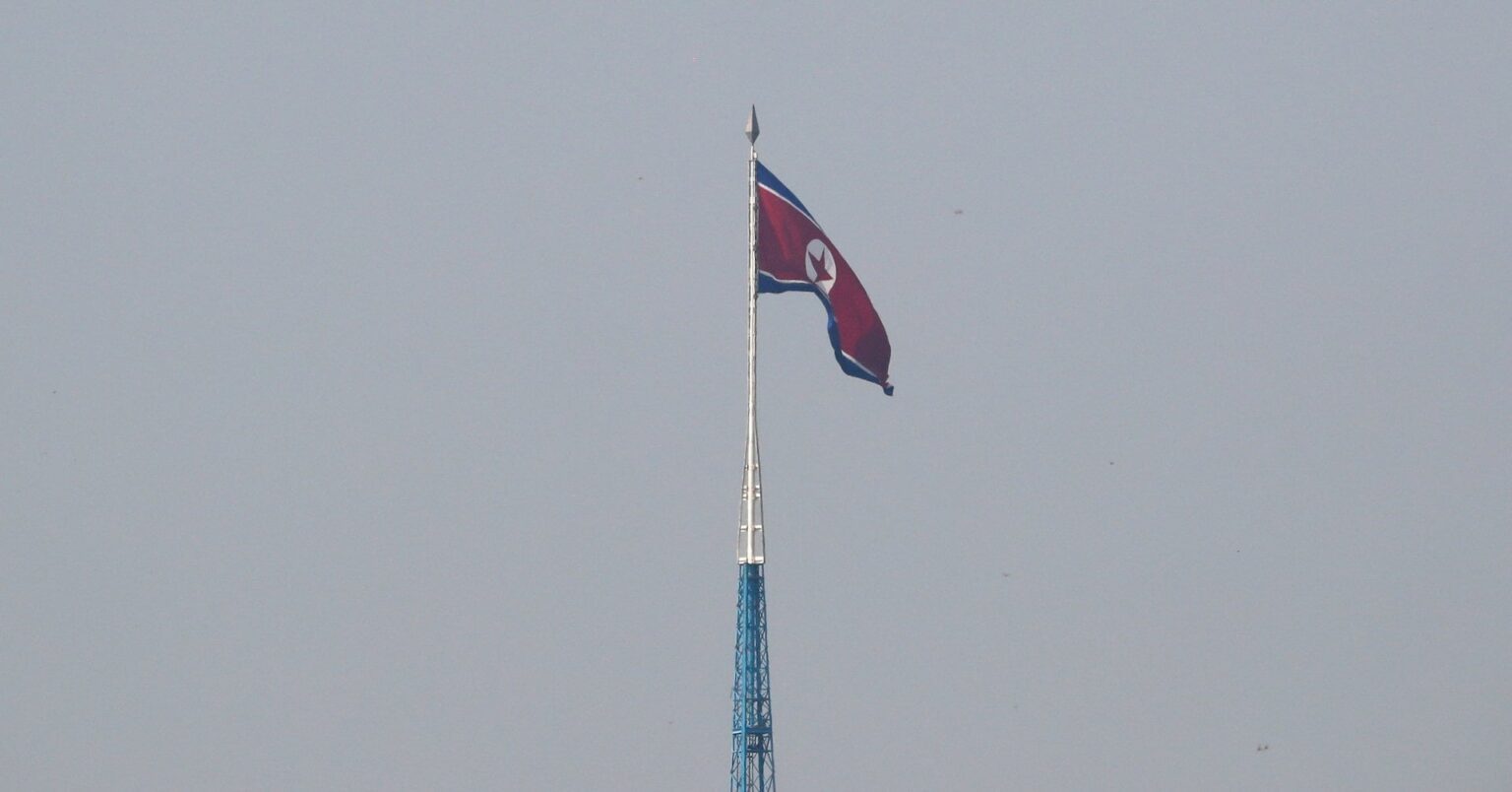 北朝鮮兵が軍事境界線越え、韓国軍が警告射撃 地雷爆発で死傷者か - ロイター (Reuters Japan)