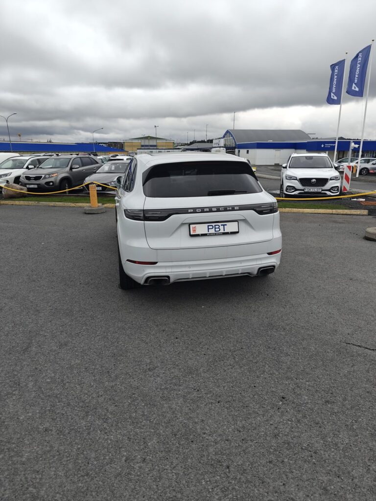 彼の友人の PBT が彼を空港まで車で送ってくれたのではないでしょうか？