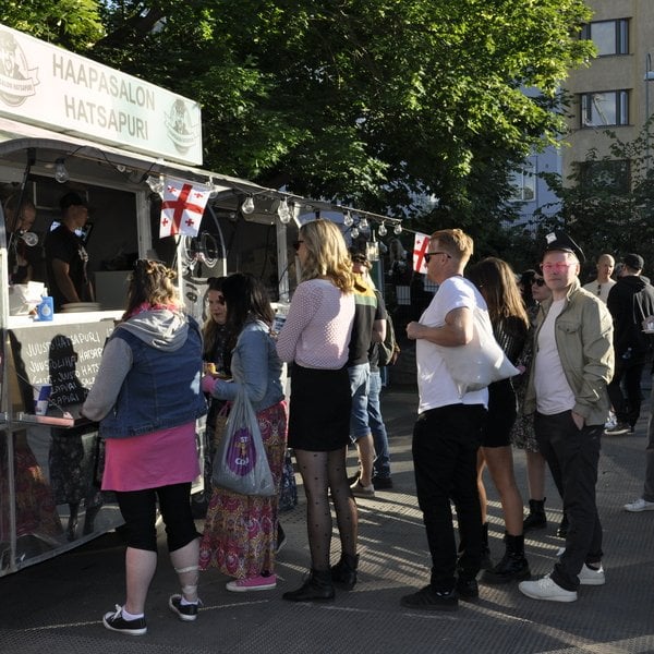 私たちはフィンランドに到着しましたか？ 北の隣人が祭りの食べ物と飲み物にいくら請求するかを見てみましょう