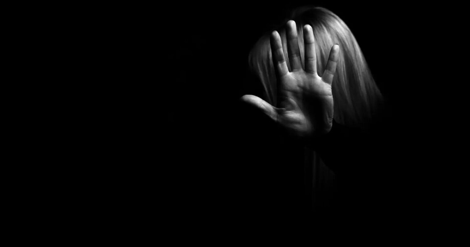 ダニエラさんは苦情を申し立てた後、元ボーイフレンドに殺されたが、犯人は別の元ガールフレンドを殺害した罪で仮釈放中だった - SIC Notícias