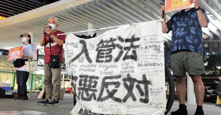 改正入管難民法 「人殺しの法律認めぬ」 横浜駅西口で市民ら抗議 時代の正体 差別禁止法を求めて - カナロコ by 神奈川新聞