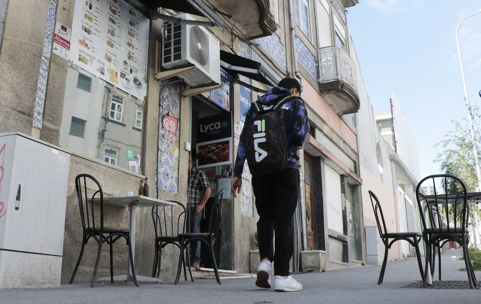 ポルトのレストランには移民用のベッド14台が隠されていた