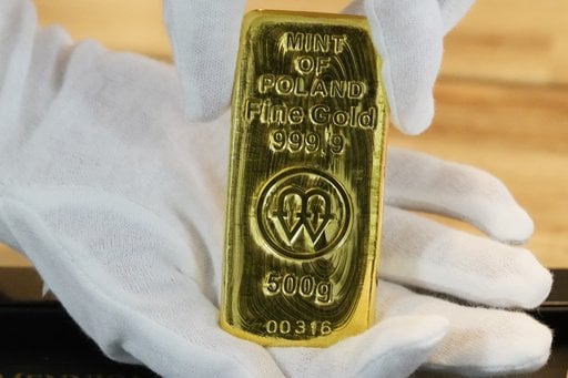 ポーランド人は東の国境を越えた混乱の時代に金投資で安全を求める
