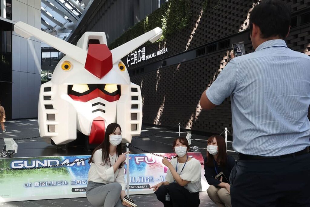 「劣化版かよ」大阪万博に横浜の “使い回し” ガンダム登場も集まる違和感…なぜ片膝姿なの？ なぜ動かないの？ 専門家に聞いた【パビリオンの高さ制限12m以内】