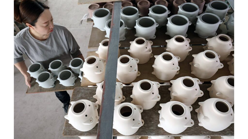 [Pick up photos] 夏本番を前に「蚊やり豚」の出荷が最盛期 萬古焼のふるさとで