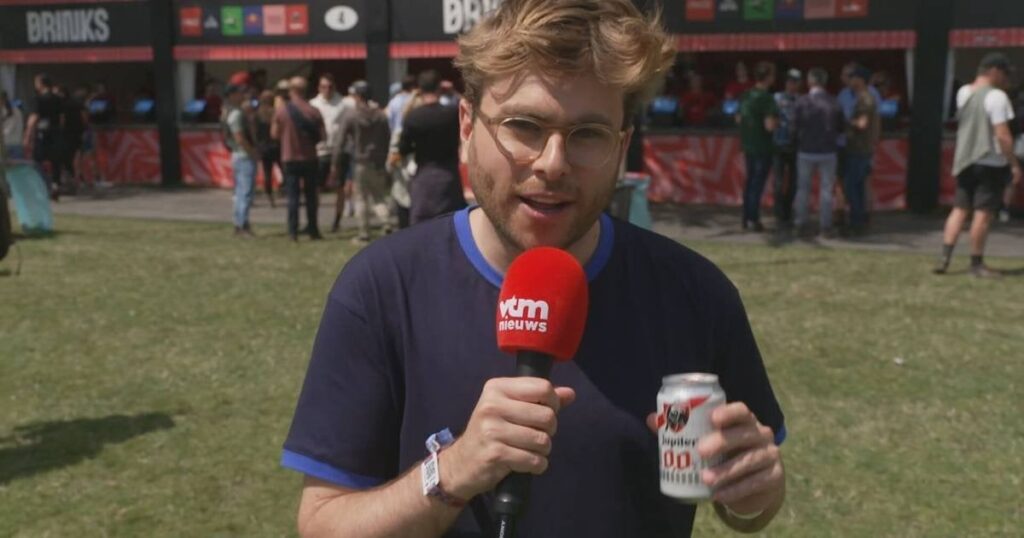 見て。  Rock Werchter の Bicky バーガー 9.45 ユーロ: 「価格は大幅に上昇しましたが、それでも誰もがそれを購入します」