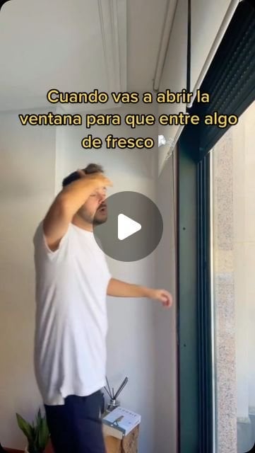 少し新鮮な空気を入れようと窓を開けると...でもあなたはスペインに住んでいます 🇪🇸