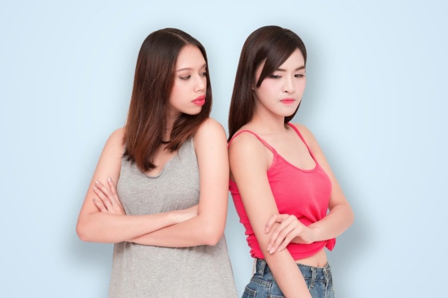 女性は「胸の大きな同性」に対して攻撃性が高まる！ - ナゾロジー