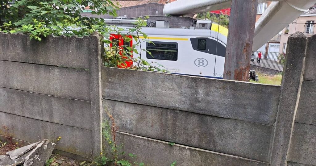 ブリュッセルで若者２人が電車の架線に触れて死亡