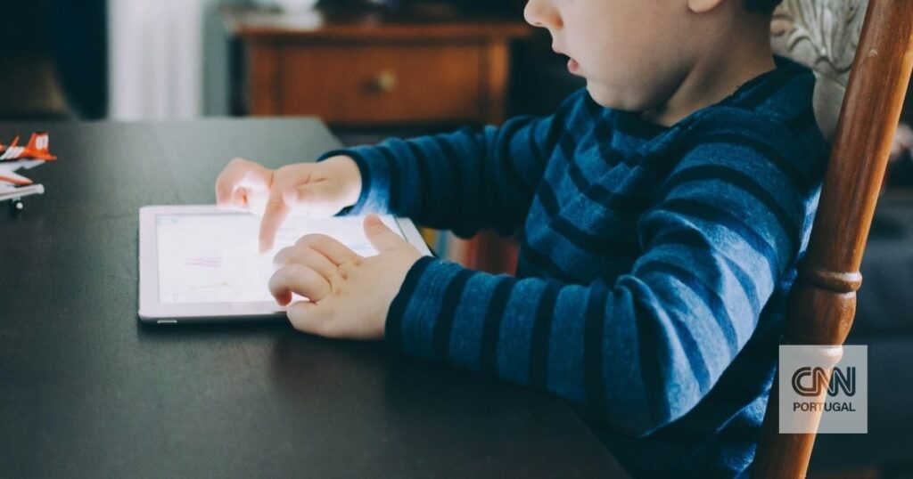 子どもたちは食事中にタブレットを手放さなくなり、レストランはデバイスを提供し始めている：こうすることで子どもたちは「煩わされず」、親に「休息」を与えることができる - CNN ポルトガル