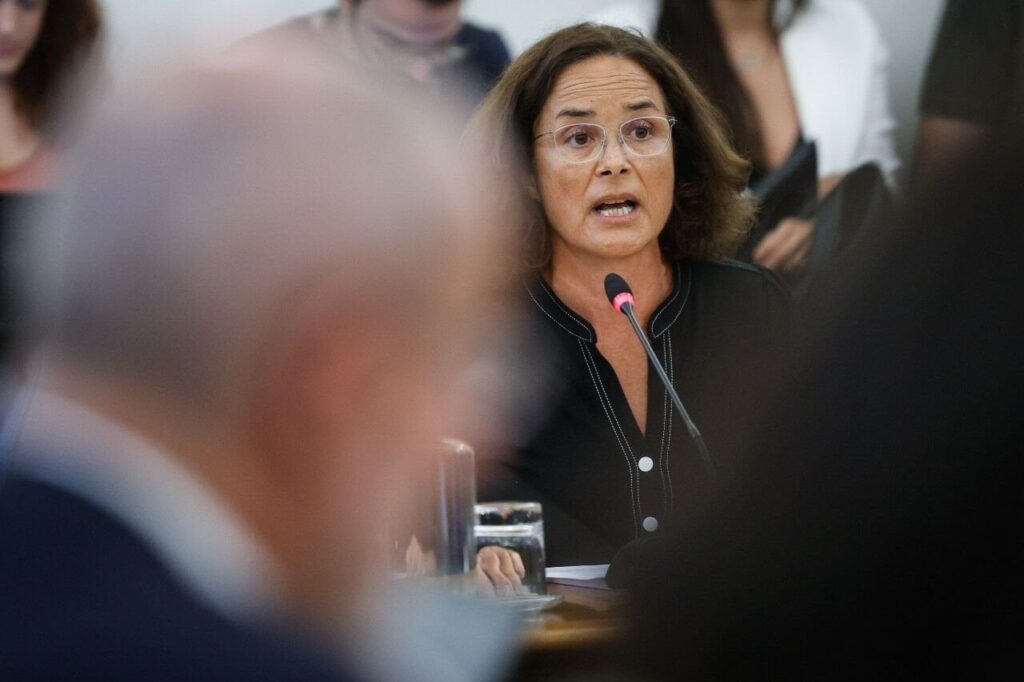 ツインズ：結局、マルセロからメールがあったんだ。 顧問は議員が望んでいることを見つける