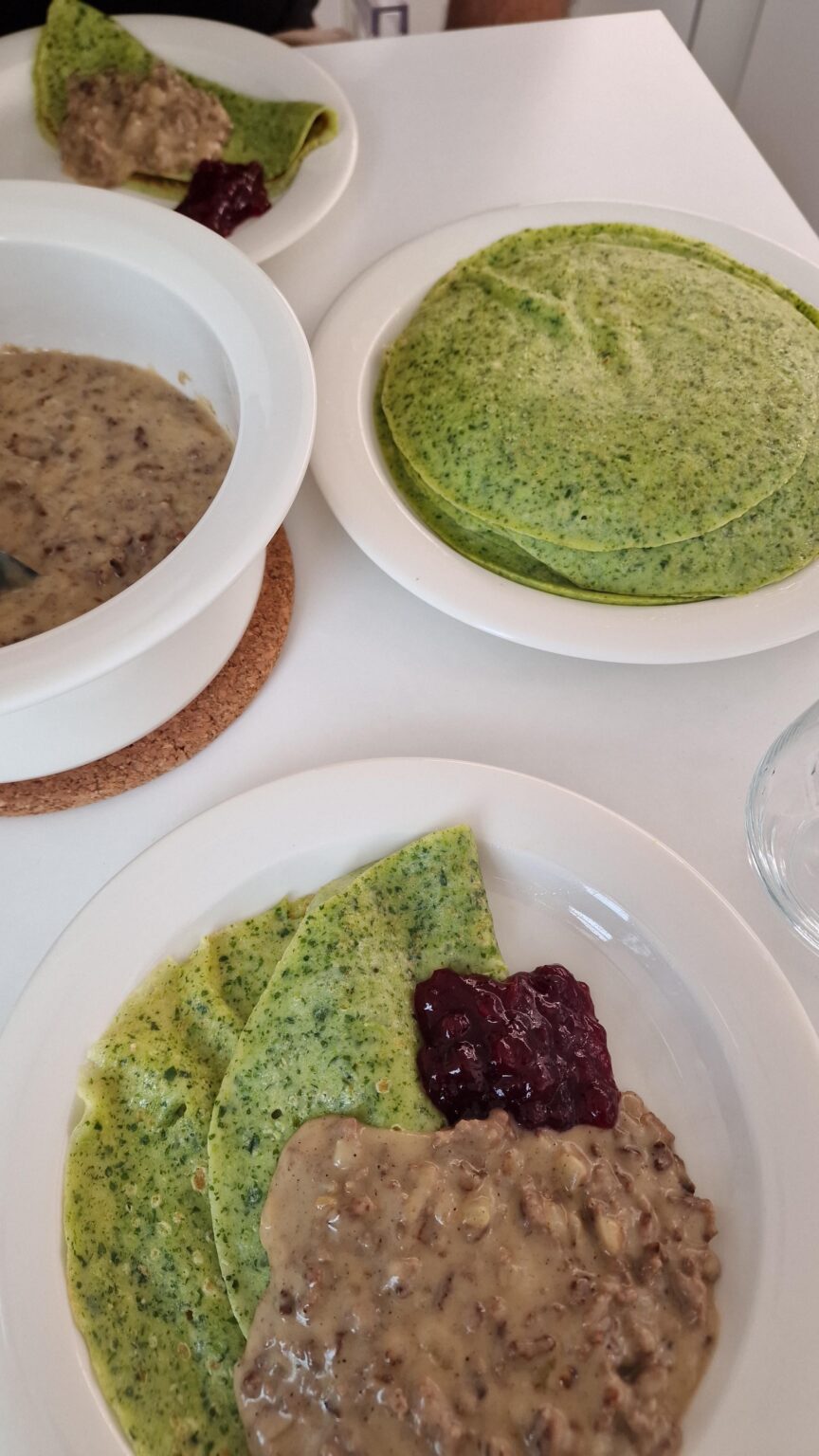 私のガールフレンドはフィンランド人ですが、この料理は彼女の故郷でしか食べられず、フィンランドの他の地域の人々はこのミートソースをパンケーキと一緒に食べるのをかなり奇妙に思うだろうと言っていました。でも、おいしいですよ！