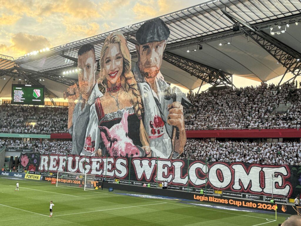 今日の試合でレギア・ワルシャワのフーリガンが見せたティフォ。