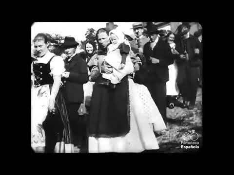 1897 年、チェコ共和国ボヘミアの教会を出る集団